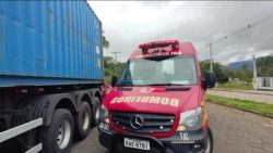 motociclista-bate-na-traseira-de-caminhao-estacionado,-em-canelinha